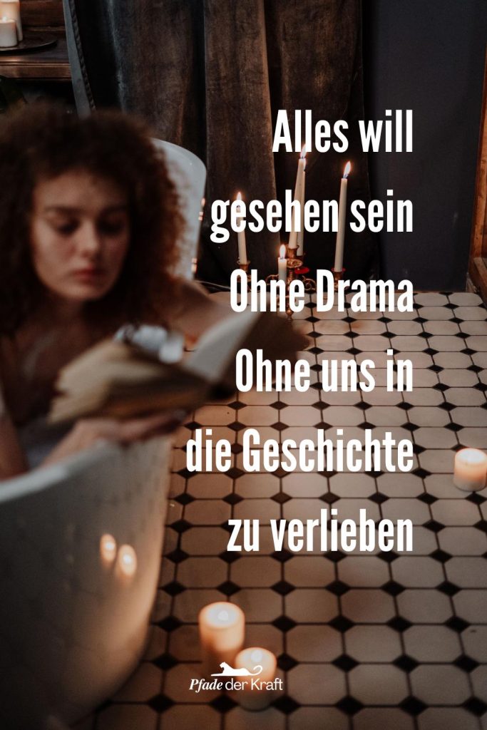 Frau im Schaumbad, liest ein Buch