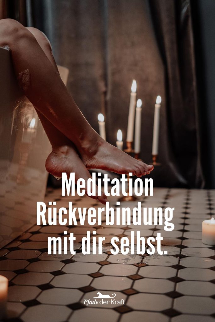 Frauenbeine baumeln entspannt aus der Badewanne, Kerzen im Hintergrund, sanftes Licht