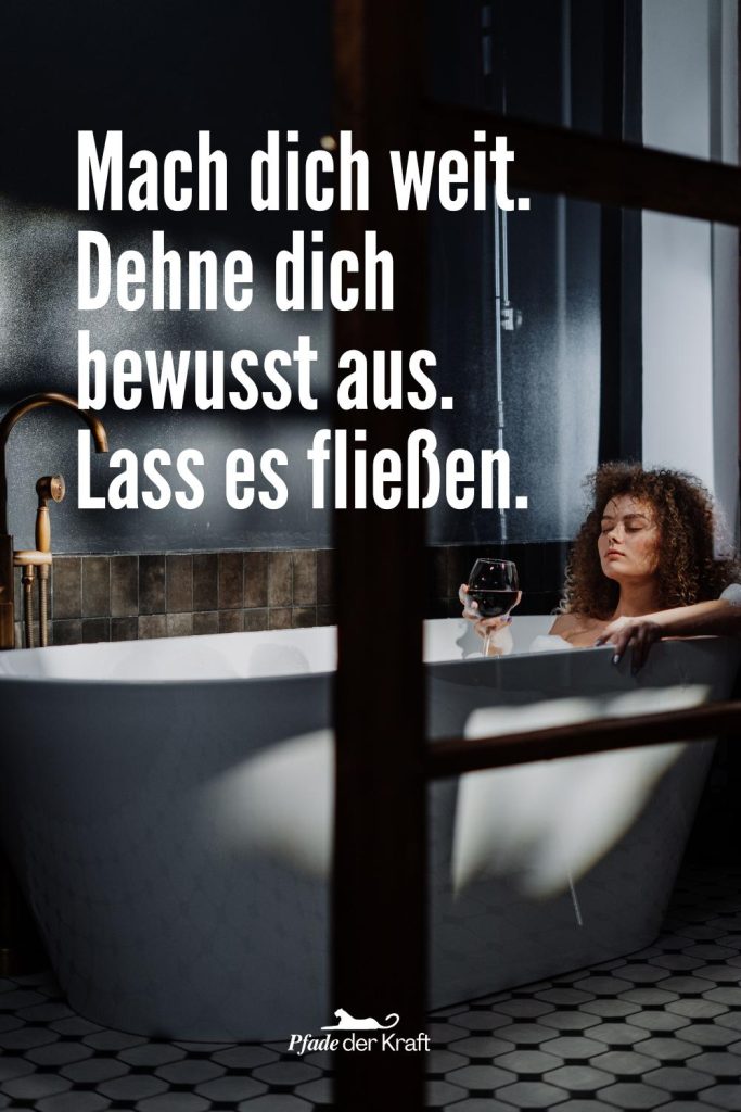 Frau genießt entspannt ihr Schaumbad in der Badewanne; lichtdurchfluteter Raum wirft strahlende Schatten